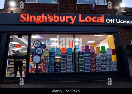 The 'Singh'sbury local' Off Licence & Convenience Store on Bushbury Road in Wolverhampton. Mandeep Singh Chata, 34 ans, a ouvert le magasin, qui ressemble à l'un des supermarchés les plus célèbres du pays, en décembre. Photo PA. Date De L'Image: Jeudi 23 Janvier 2020. Crédit photo devrait lire: Jacob King/PA Fil Banque D'Images