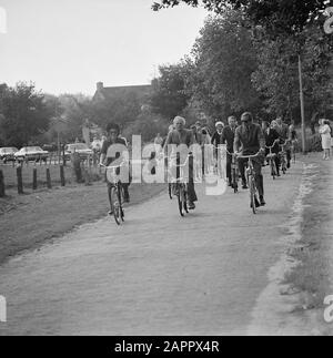 Princesse Beatrix et Prins Claus, deuxième jour sur la moto pendant la visite de travail à Drenthe Date: 20 septembre 1973 lieu: Drenthe mots clés: Bicyclettes, princesses, visites de travail Nom personnel: Beatrix, princesse, Claus, prince Banque D'Images