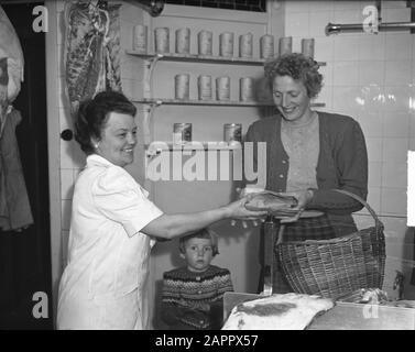 Fanny Blankers-Koen à l'Amérique (au boucher) Date: 14 mai 1949 lieu: Amsterdam, Noord-Holland mots clés: Athlètes, bouchers Nom personnel: Blankers-Koen, Fanny Banque D'Images