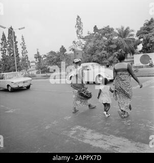 Zaïre (anciennement Congo belge) Streetscape à Kinshasa Date : 24 octobre 1973 lieu : Congo, Kinshasa, Zaïre mots clés : voitures, paysages urbains, femmes Banque D'Images