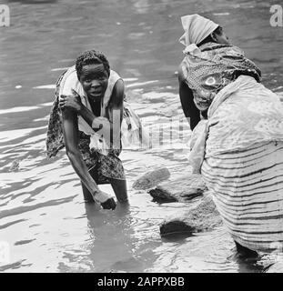 Zaïre (anciennement Congo belge) vie dans la campagne; femmes pendant le lavage Date: 24 octobre 1973 lieu: Congo, Zaïre mots clés: Femmes, lavage Banque D'Images