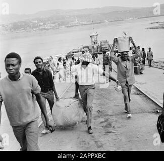 Zaïre (anciennement Congo belge) vie à la campagne Date : 24 octobre 1973 lieu : Congo, Zaïre mots clés : hommes, transport Banque D'Images