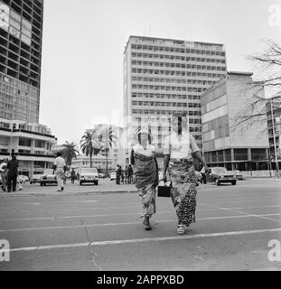 Zaïre (Anciennement Congo Belge) Streetscape À Kinshasa Date : 24 Octobre 1973 Lieu : Congo, Kinshasa, Zaïre Mots Clés : Paysages Urbains, Femmes Banque D'Images