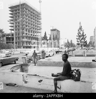 Zaïre (anciennement Congo belge) Streetscape à Kinshasa Date : 24 octobre 1973 lieu : Congo, Kinshasa, Zaïre mots clés : travaux de construction, paysages urbains Banque D'Images