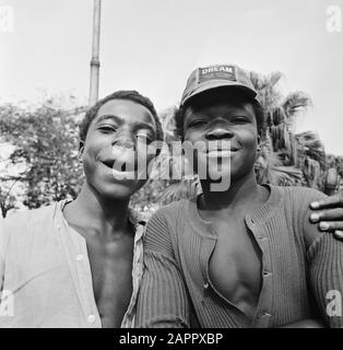 Zaïre (anciennement Congo belge) statue de rue; garçons congolais Date : 24 octobre 1973 lieu : Congo, Kinshasa, Zaïre mots clés : Congolais, enfants, portraits Banque D'Images