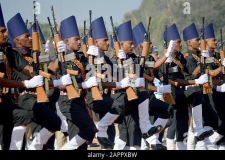 (200124) -- BANGALORE, le 24 janvier 2020 (Xinhua) -- Les Gens participent à la répétition des célébrations de la Journée de la République indienne à Bangalore, en Inde, le 24 janvier 2020. L'Inde tiendra le 71ème défilé de la Journée de la République le 26 janvier. (Str/Xinhua) Banque D'Images