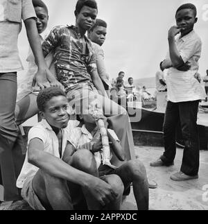 Zaïre (anciennement Congo belge) enfants et jeunes à la campagne Date : 24 octobre 1973 lieu : Congo, Zaïre mots clés : vie de village, jeunesse, enfants Banque D'Images