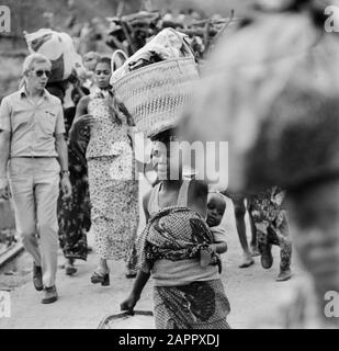 Zaïre (anciennement Congo belge) Groupe de personnes sur une route dans la campagne; femme avec enfant Date: 24 octobre 1973 lieu: Congo, Zaïre mots clés: Enfants, femmes, routes Banque D'Images