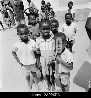 Zaïre (anciennement Congo belge) enfants dans un camp de réfugiés angolais au nord de Kinshasa Date : 24 octobre 1973 lieu : Congo, Zaïre mots clés : enfants, réfugiés, camps de réfugiés Banque D'Images