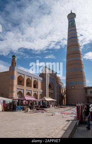 Islam Khodja Minaret Et Madrasah, Khiva, Ouzbékistan Banque D'Images