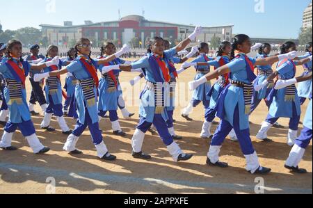 (200124) -- BANGALORE, le 24 janvier 2020 (Xinhua) -- Les Gens participent à la répétition des célébrations de la Journée de la République indienne à Bangalore, en Inde, le 24 janvier 2020. L'Inde tiendra le 71ème défilé de la Journée de la République le 26 janvier. (Str/Xinhua) Banque D'Images