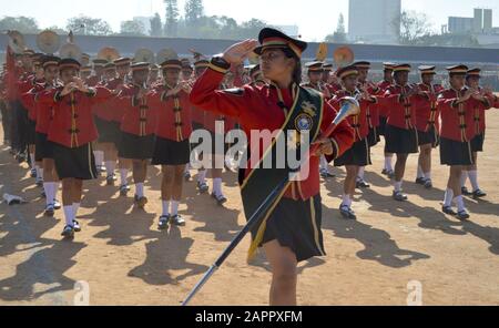 (200124) -- BANGALORE, le 24 janvier 2020 (Xinhua) -- Les Gens participent à la répétition des célébrations de la Journée de la République indienne à Bangalore, en Inde, le 24 janvier 2020. L'Inde tiendra le 71ème défilé de la Journée de la République le 26 janvier. (Str/Xinhua) Banque D'Images