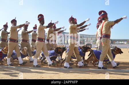 (200124) -- BANGALORE, le 24 janvier 2020 (Xinhua) -- Les Gens participent à la répétition des célébrations de la Journée de la République indienne à Bangalore, en Inde, le 24 janvier 2020. L'Inde tiendra le 71ème défilé de la Journée de la République le 26 janvier. (Str/Xinhua) Banque D'Images