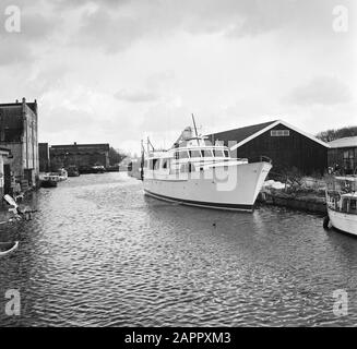 Le yacht à moteur en aluminium Captiva près de de Vries Lentsch Leopold BV à Amsterdam Nord Le yacht est amarré au quai Date: 16 Novembre 1973 lieu: Amsterdam, Noord-Holland mots clés: Aluminium, yachts à moteur Banque D'Images