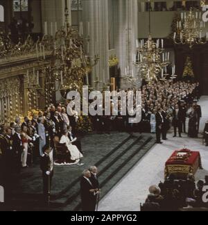 Changement du Trône 30 avril : inauguration dans la nouvelle Église; aperçu (6 x 6) Date double : 30 avril 1980 mots clés : changements du Trône, inaugurations, églises Nom de l'institution : nouvelle Église : inconnue/Anéfo Banque D'Images