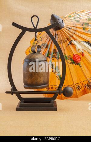 Parapluie traditionnel asiatique peint à la main.foyer sélectif avec faible profondeur de champ. Banque D'Images