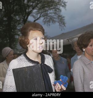 Koninginnedag, in tuin Paleis Soestdijk; Princess Beatrix Date: 30 avril 1968 mots clés: Queen DAG Personname: Beatrix, Princess Banque D'Images