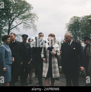 Fête de la Reine, dans le jardin Palais Soestdijk; son Altesse Royale la princesse Beatrix avec Son Altesse Royale le prince Claus Date: 30 avril 1968 mots clés: Grand JOUR Nom personnel: Beatrix, princesse, Claus, prince Banque D'Images