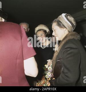 Réunion de la Société des maires à Utrecht, à laquelle participent HM et HKH Princess Beatrix; Beatrix Date: 6 novembre 1968 lieu: Utrecht mots clés: Queens, meetings Nom personnel: Beatrix, princesse Banque D'Images