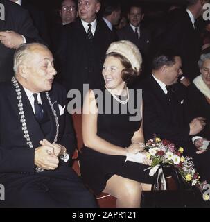 Réunion de la Société des maires à Utrecht, à laquelle participent HM et HKH Pr. Beatrix Date: 6 novembre 1968 lieu: Utrecht mots clés: MAURESTERS, reines, meetings Nom personnel: Beatrix, princesse Banque D'Images