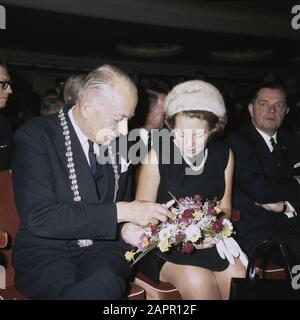 Réunion de la Société des maires à Utrecht, à laquelle participent HM et HKH Pr. Beatrix Date: 6 novembre 1968 lieu: Utrecht mots clés: MAURESTERS, reines, meetings Nom personnel: Beatrix, princesse Banque D'Images