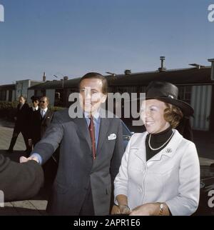 La princesse Beatrix et les Prins Claus visitent South Holland la princesse Beatrix et le prince Claus Date : 6 octobre 1971 lieu : Zuid-Holland mots clés : visites, couple royal Nom De La Personne : Beatrix, princesse, Claus, prince Banque D'Images