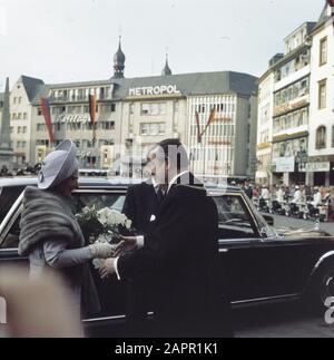 Visite d'État Allemagne la Reine Juliana et le Prince Bernhard sont accueillis par Oberbürgermeister Peter Kraemer Date: 26 octobre 1971 lieu: Allemagne, Allemagne de l'Ouest mots clés: Maires, reines, princes, visites d'État Nom personnel: Bernhard (prince Pays-Bas), Juliana (Queen Pays-Bas) Banque D'Images