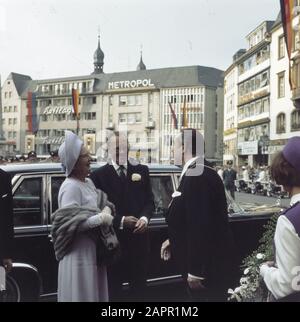 Visite d'État Allemagne la Reine Juliana et le Prince Bernhard sont accueillis par Oberbürgermeister Peter Kraemer Date: 26 octobre 1971 lieu: Allemagne, Allemagne de l'Ouest mots clés: Maires, reines, princes, visites d'État Nom personnel: Bernhard (prince Pays-Bas), Juliana (Queen Pays-Bas) Banque D'Images