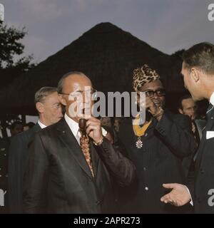 Prince Bernhard Au Zaïre Avec Le Président Moboetoe Date : 12 Août 1973 Lieu : Zaïre Nom Personnel : Bernhard (Prince Pays-Bas), Mobutu Sese Seko, Joseph Banque D'Images