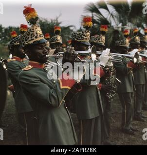 Prince Bernhard au Zaïre avec le Président Mobutue; chapelle militaire Date : 12 août 1973 lieu : Zaïre Nom personnel : Bernhard (prince Pays-Bas), Mobutu Sese Seko, Joseph Banque D'Images