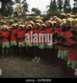 Prince Bernhard au Zaïre avec le Président Mobutue; groupe de danse folklorique Date: 12 août 1973 lieu: Zaïre Nom personnel: Bernhard (prince Pays-Bas), Mobutu Sese Seko, Joseph Banque D'Images