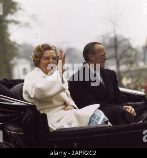 Koninginnedag 1974, defile Soestdijk; Princess Beatrix e Prinsjes in open caleche (aussi Reine Juliana et Prins Bernhard) Date: 30 avril 1975 lieu: Soestdijk, Utrecht mots clés: Définit le nom personnel: Bernhard, prince, Juliana (Reine Pays-Bas), Juliana, Reine Banque D'Images