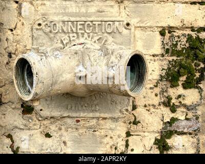 vue sur un vieux tuyau de mousse rouillé dans une ruelle abandonnée Banque D'Images