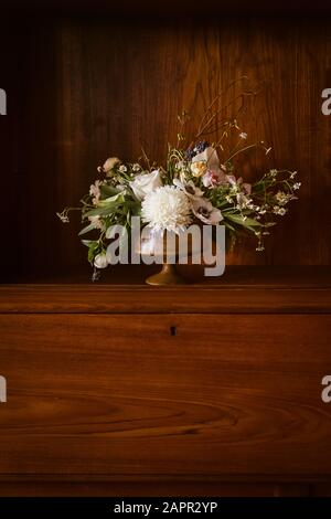 Magnifique bouquet de fleurs sur un bureau rétro vintage Banque D'Images