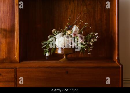 Magnifique bouquet de fleurs sur une table rétro vintage Banque D'Images