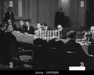 Transfert de souveraineté en Indonésie au Palais Royal sur la place du Dam. Le delgation indonésien. Mohammed Hatta (à droite) Date: 27 décembre 1949 lieu: Amsterdam mots clés: Accords internationaux Nom personnel: Hatta, Mohammad Banque D'Images