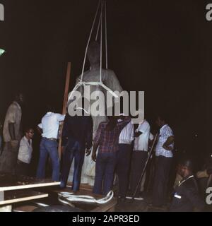 Paramaribo (indépendance de la préparation); statue la reine Wilhelmina est enlevée Date: Novembre 1975 lieu: Paramaribo, Suriname mots clés: Images Banque D'Images