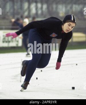 Compétitions de patinage sur glace pour l'IJsselcup dans le Deventer. Elly van den Bromm en action. Banque D'Images