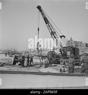 Récupération : Vidage De La Reconstruction Des Ports. Travaux de réparation sur une installation portuaire Date: 1945 lieu: Vlissingen, Zeeland mots clés: Ports, récupération, seconde guerre mondiale, reconstruction Banque D'Images