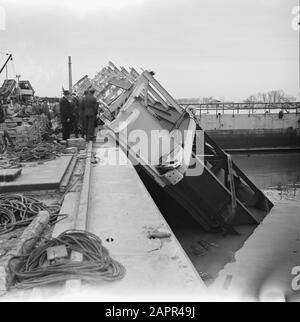 Récupération : Vidage De La Reconstruction Des Ports. Travaux de réparation sur une installation de port. Fixation d'une porte de serrure Date: 1945 lieu: Vlissingen, Zélande mots clés: Ports, récupération, seconde guerre mondiale, reconstruction Banque D'Images