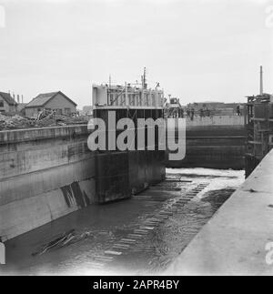 Récupération : Vidage De La Reconstruction Des Ports. Travaux de réparation sur une installation de port. Restauration des portes de serrure Date: 1945 lieu: Vlissingen, Zélande mots clés: Ports, récupération, seconde guerre mondiale, reconstruction Banque D'Images