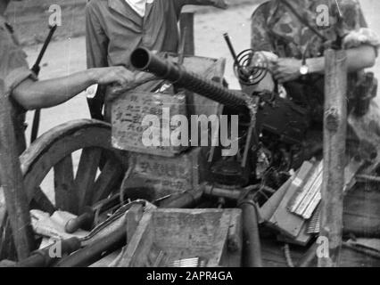 Les autorités républicaines ont une mitrailleuse aérienne japonaise qui est tombée entre les mains des troupes néerlandaises. Date : 19 Décembre 1948 Lieu : Indonésie, Antilles Néerlandaises De L'Est Banque D'Images