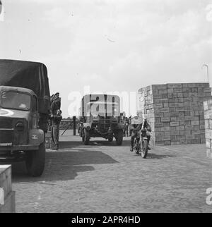 Approvisionnement alimentaire: Wageningen les transports alimentaires de Wageningen à l'ouest des Pays-Bas peu avant la capitulation (49ème division britannique de la 1ère Armée canadienne). Un transport sur le chemin de Rhenen. Date : 2 mai 1945 lieu : Rhenen, Wageningen mots clés : deuxième Guerre mondiale, établissements alimentaires Banque D'Images