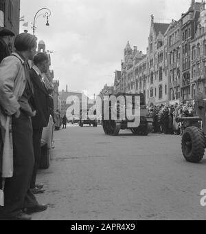 Armée: Princess Irene Brigade Amsterdam Parade De La Princess Irene Brigade À Amsterdam Annotation: Damrak. Lloyd Carriers Date: Mai 1945 Lieu: Amsterdam, Noord-Holland Mots Clés: Leger, World War Ii Nom Personnel: Irenebrigade Banque D'Images