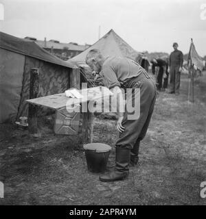 Capitulation: Harskamp [camp où des hommes SS et des Landwachters ont été internés] les tombes et les brosses de l'homme Annotation: Dans ce camp environ 4000 prisonniers néerlandais SS (y compris l'armée, Landstorm, Viking, Germania, Holl. Grüne Polizei etc.) en attente de procès Date: Juin 1945 lieu: Gueldre, Harskamp mots clés: Camps d'internement, prisonniers de guerre, militaires Banque D'Images