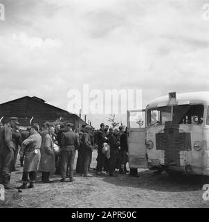Capitulation: Harskamp [camp où des hommes SS et des Landwachters ont été internés] Prisonniers de guerre dans un bus de la Croix-Rouge Annotation: Dans ce camp environ 4000 prisonniers néerlandais SS (y compris armée, Landstorm, Viking, Germania, Holl. Grüne Polizei etc.) en attente de procès Date: Juin 1945 lieu: Gueldre, Harskamp mots clés: Camps d'internement, prisonniers de guerre, militaires Banque D'Images