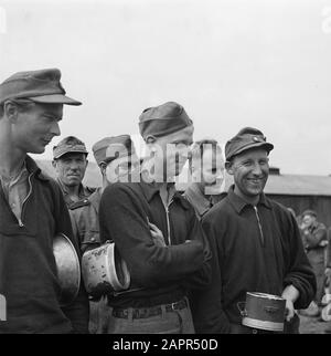 Capitulation: Harskamp [camp où des hommes SS et des Landwachters ont été internés] Prisonniers de guerre Annotation: Dans ce camp, environ 4000 prisonniers néerlandais SS ont été logés (y compris l'armée, Landstorm, Viking, Germania, Holl. Grüne Polizei etc.) en attente de procès Date: Juin 1945 lieu: Gueldre, Harskamp mots clés: Camps d'internement, prisonniers de guerre, militaires Banque D'Images