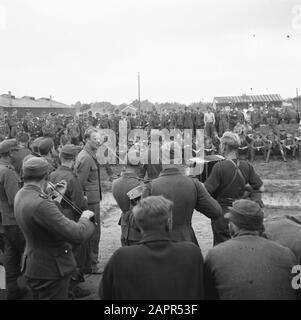 Capitulation: Harskamp [camp où SS-ers et Landwachters sont internés] dans Camp Harskamp une scène est construite, où certaines représentations par jour sont données par et pour les camarades. Chanteurs et musiciens présentent leur chanson devant un grand public (Caption Anefo) Annotation: Dans ce camp, près de 4000 prisonniers néerlandais SS ont été logés (y compris Armée, Landstorm, Viking, Germania, Holl. Grüne Polizei etc.) en attente de procès Date: Juin 1945 lieu: Gueldre, Harskamp mots clés: Camps d'internement, prisonniers de guerre, militaires Banque D'Images
