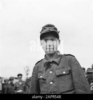 Capitulation: Harskamp [camp où des hommes SS et des Landwachters ont été internés] Un jeune soldat interné Annotation: Dans ce camp environ 4000 prisonniers néerlandais SS (y compris l'armée, Landstorm, Viking, Germania, Holl. Grüne Polizei etc.) en attente de procès Date: Juin 1945 lieu: Gueldre, Harskamp mots clés: Camps d'internement, prisonniers de guerre, militaires Banque D'Images