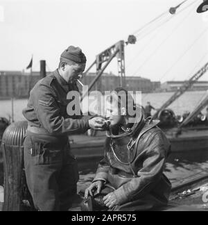 Récupération: Amsterdam Sous la direction du capitaine J. Breman, la 2ème Compagnie Genie d'Amsterdam a commencé avec des réparations de très grande portée. Il a pour tâche de supprimer dès que possible tous les obstacles à la circulation dans la ville d'Amsterdam, y compris les travaux de compensation dans le port. Le travail consiste également à nettoyer les barrières faites par les Allemands dans les rues, à sceller les gapings causés par des blocs de bois: Pompage des caves inondées, etc Amsterdam ont été apposées et qui, principalement dans la soirée, pose un grave danger, les mots de la 2ème Compagnie Genie ont défriché Date: Juin 1945 Lieu: Amsterdam, Non Banque D'Images